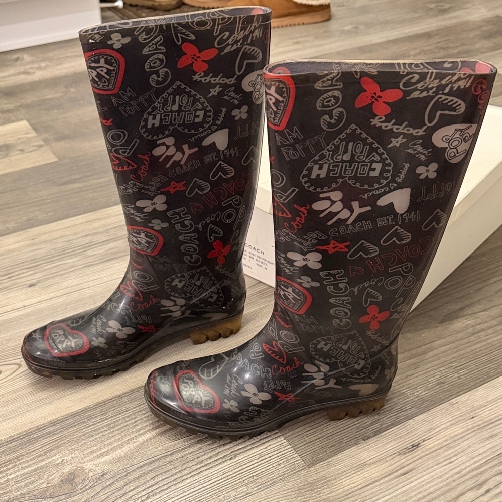 Coach Pixy Pop Black Heart Graphic Print Rain Boots Size 7 - Picture 1 of 8